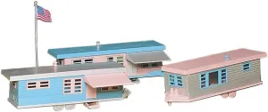 Bachmann Trains - PLASTICVILLE U.S.A. BUILDINGS – CLASSIC KITS - TRAILER PARK - 3 TRAILERS & FLAG POLE w/FLAG - O Scale