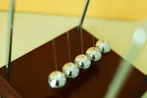 Newton Cradle Desk Toy | Pendulum Balls Physics Experiment Set | Collision Ball Science Model for Office Decor, Stress Relief & Educational Gift for Kids & Adults | 5 Steel Balls