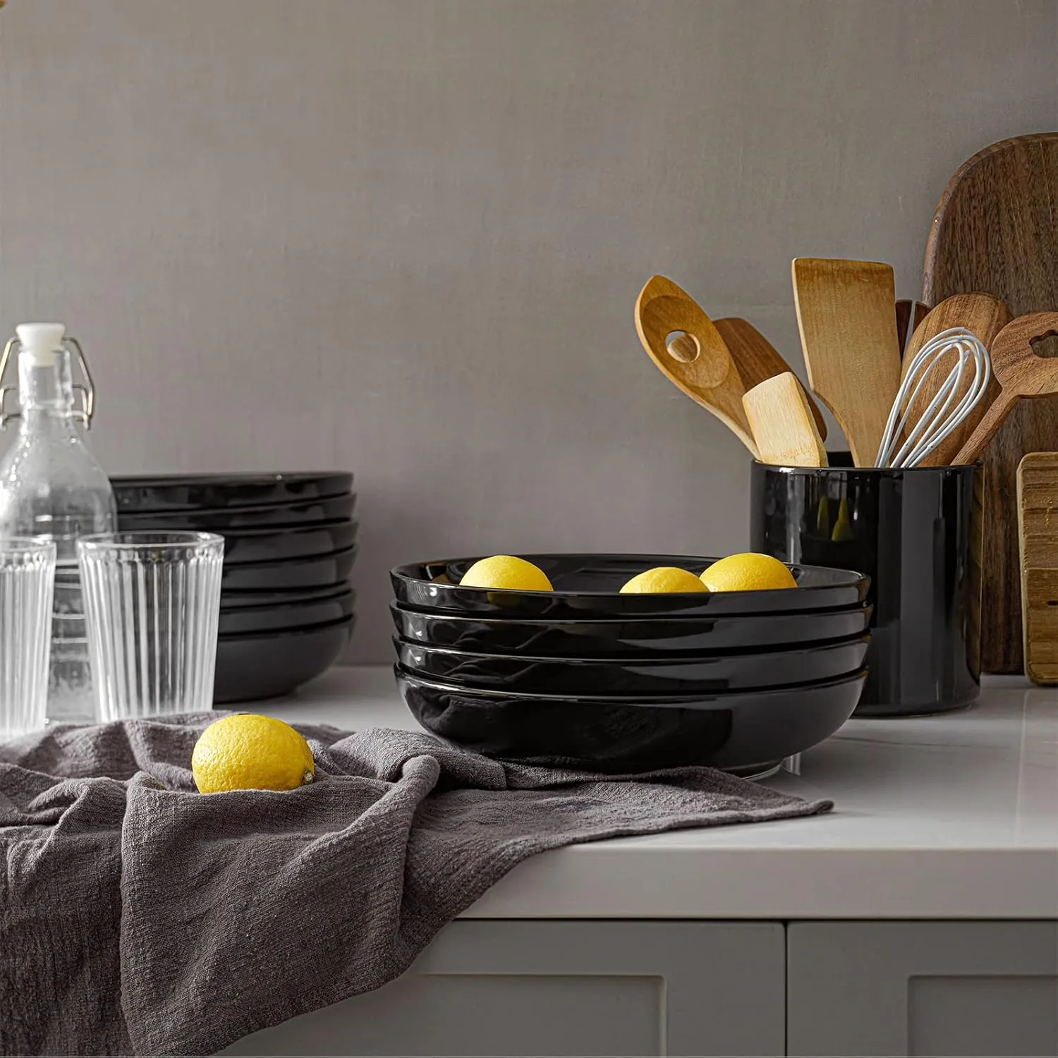 Y YHY 8.6" Vivid Black Pasta, Salad & Soup Serving Bowls Set of 4, 32oz Large Ceramic, Microwave, Oven & Dishwasher Safe, Sturdy Porcelain Perfect for Daily Dining, Family Gatherings, Parties & Gifts